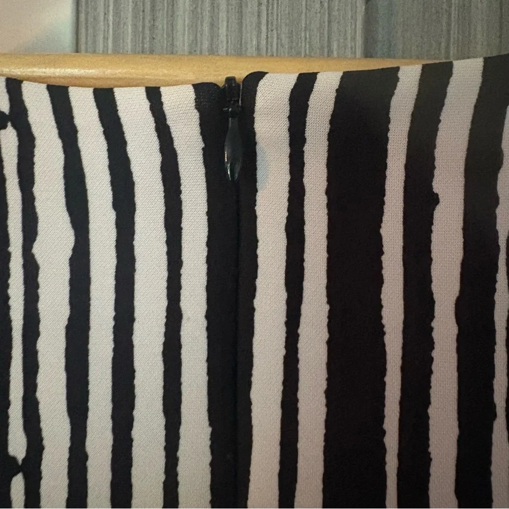JOSEPH RIBKOFF Abstract Sleeveless Top Style Black White Striped Dress Size 10